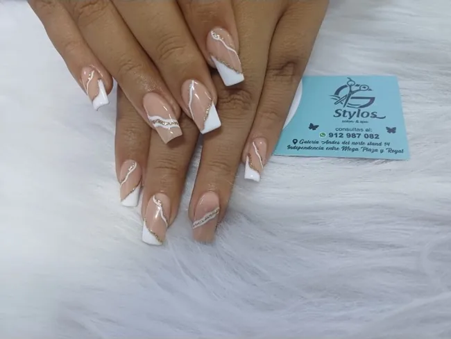 Manicura nude con diseños blancos
