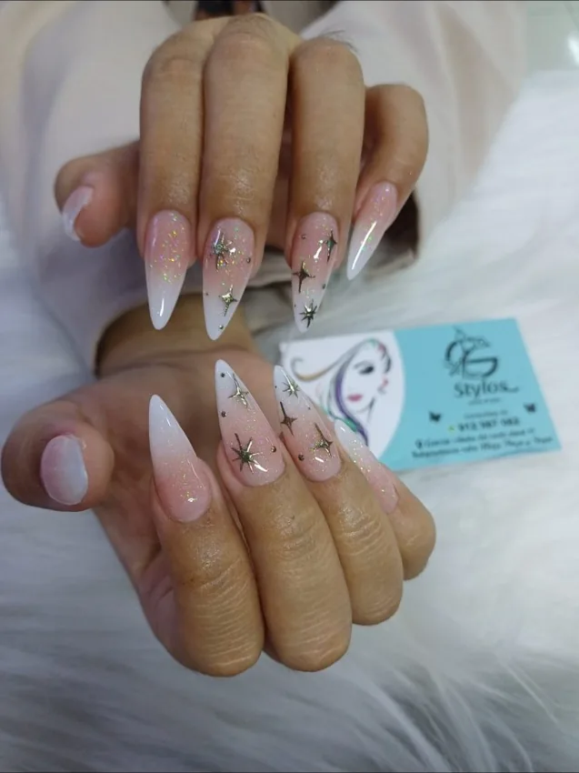 Uñas acrílicas rosadas decoradas con estrellas